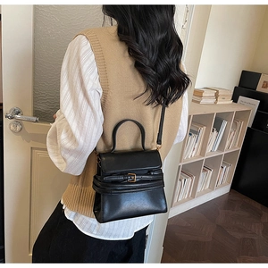 Détails de l'anneau et de la boucle dorée sur le sac en similicuir noir brillant chic