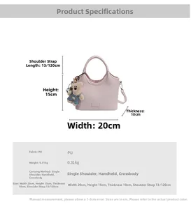 Vue détaillée du sac à main rose en cuir PU avec pendentif ours et dimensions compactes