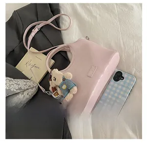 Sac à main rose en cuir PU avec ours en peluche à côté d'un smartphone pour la taille