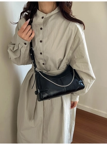 Bolso de hombro en cuero encerado negro con cadena plateada en modelo mujer