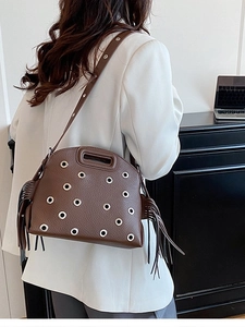 Borsa vintage in pelle marrone con occhielli argentati e lunghe nappe bohémien