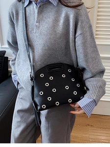 Borsa a tracolla nera retrò in pelle con rivetti argento e tracolla regolabile fine