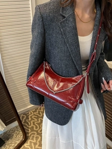 Bolso de hombro retro de cuero brillante rojo con cadena plateada y correa ajustable