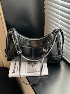 Bolso de hombro retro de cuero suave negro con cadena plateada y detalles de ojales