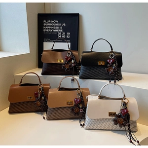 Détails de cinq sacs à main en cuir avec fermoirs dorés et pendentifs floraux