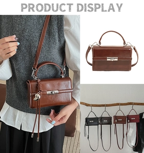 Details der Vintage-Handtasche mit glänzendem PU-Leder, Metallschloss und Herzanhänger