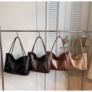 Dettaglio di quattro borse tote retrò in ecopelle nei colori nero, caffè, marrone e beige