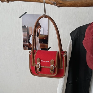 Détail du sac à main en toile rouge suspendu avec boucles en métal argenté