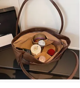 Vista dall'alto dello spazioso interno della borsa tote in pelle marrone con zip interna