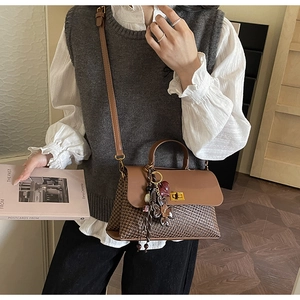 Détails du sac vintage marron avec texture tissée à carreaux et fermoir doré
