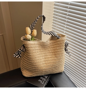 Détail du grand sac cabas en paille tissée avec poignées en foulard de soie rayé chic