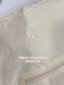 Gros plan détaillé du tissu plissé déperlant et de la fermeture éclair d'un sac beige