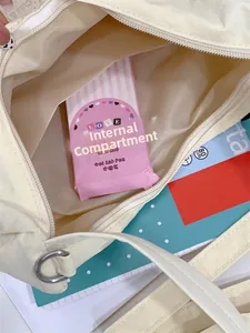 Détail de l'intérieur d'un sac cabas crème montrant le compartiment interne zippé