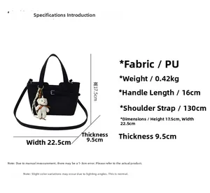 Detaillierte Größenangaben für die schwarze PU-Beuteltasche mit süßem Bärenanhänger
