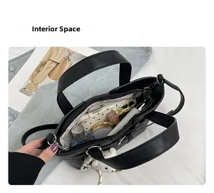 Draufsicht auf das Innere der schwarzen Beuteltasche mit viel Platz und Alltagsgegenständen