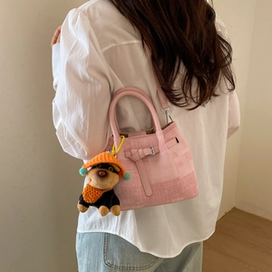 Rosa Eimertasche aus Stoff mit Ledergriffen und einem niedlichen Hunde-Plüschanhänger