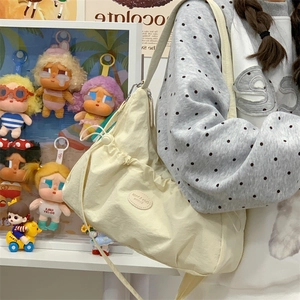 Détail du sac fourre-tout plissé crème avec texture cordon et bandoulière réglable