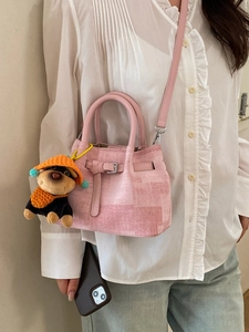 Minimalistische rosa Eimertasche mit Textur und süßem Hund-Anhänger Accessoire