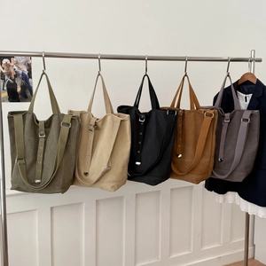 Détails des sacs fourre-tout en toile en vert armée, beige, noir, marron et gris clair