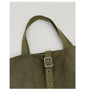 Détail du sac fourre-tout en toile vert armée avec sangles renforcées et boucle en métal