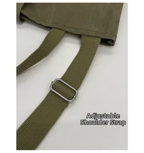 Détail de la bandoulière réglable en toile vert militaire avec boucle métallique