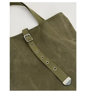 Détail du sac cabas en toile vert olive avec boucle en métal argenté et sangle tissée