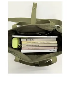 Intérieur du grand sac cabas en toile verte avec espace pour iPad, livres et parapluie