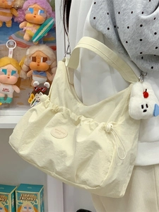 Sac hobo en nylon crème avec détails coulissants et breloque peluche sur la bandoulière