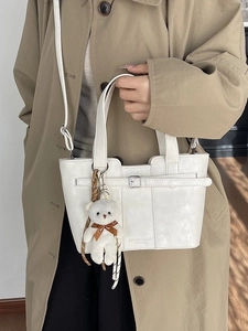 Weiße Leder-Beuteltasche mit silberner Schnalle und Plüschbär-Anhänger für Damen