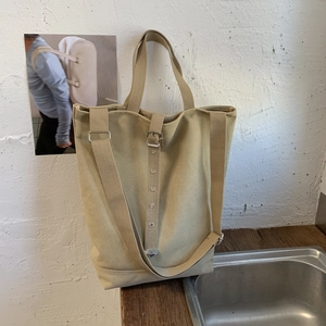 Détail du sac seau en toile kaki avec sangles à œillets métalliques réglables