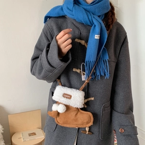 Modische braune Weihnachtsstrumpf-Umhängetasche mit weißem Pelzbesatz für Herbst-Outfits