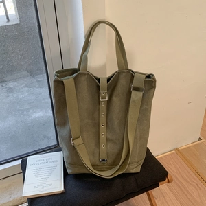 Détail du grand sac fourre-tout en toile vert armée avec boucles en métal et bandoulière large