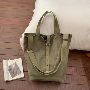 Détail du sac cabas en toile vert armée avec boucle en métal et bandoulière large