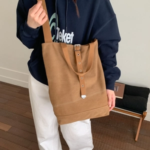 Sac seau en toile marron avec boucle métallique et grande capacité pour l'épaule