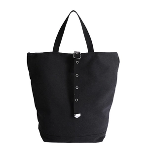 Grand sac cabas en toile noire minimaliste avec détail de boucle métallique sur fond blanc