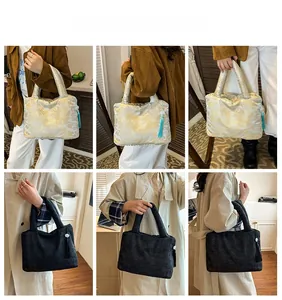 Détail du sac cabas matelassé en jacquard avec motifs floraux et pompons élégants