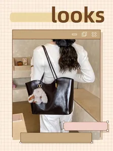 Mannequin portant un grand sac cabas marron brillant avec charm lapin pour l'automne