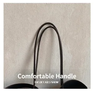 Détail de la poignée cousue raffinée d'un sac cabas vintage en similicuir
