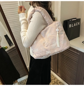 Détail du cabas en jacquard rose avec broderie traditionnelle et pendentif à pompon