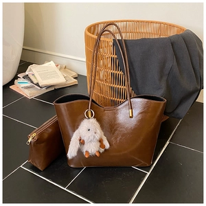 Sac cabas en cuir marron avec bordure ondulée et charme de lapin en peluche doux