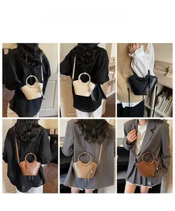 Collage de quatre sacs seaux en cuir blanc, noir, marron et camel sur un mannequin