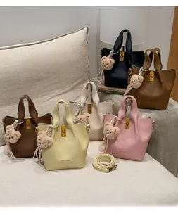 Détails de sacs seaux vintage colorés avec breloques d'ours et fermoirs dorés