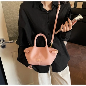 Sac seau en cuir grainé rose avec des accessoires dorés et une bandoulière réglable
