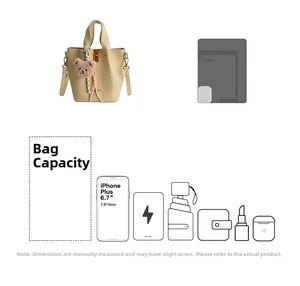 Détail du mini sac seau crème avec breloque ours et icônes de capacité de stockage