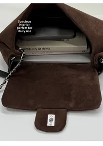 Detailansicht des Tascheninneren mit Platz für Tablet, Bücher und Smartphone im Umhängetasche