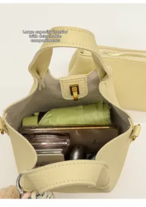 Vue intérieure du sac seau beige montrant la grande capacité et la pochette amovible