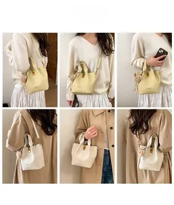 Collage de style montrant le sac seau avec un charme de foulard et un pompon doux