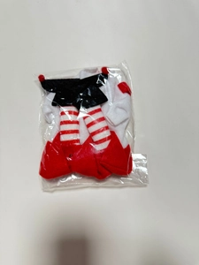 Detail van kerstfleshoes set met gestreepte broek en rode laarzen in plastic verpakking