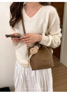 Sac seau en cuir marron avec gravure tendance et charmant pendentif ours