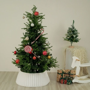Nahaufnahme der weißen plissierten Weihnachtsbaumdecke mit festlicher Hausdekoration